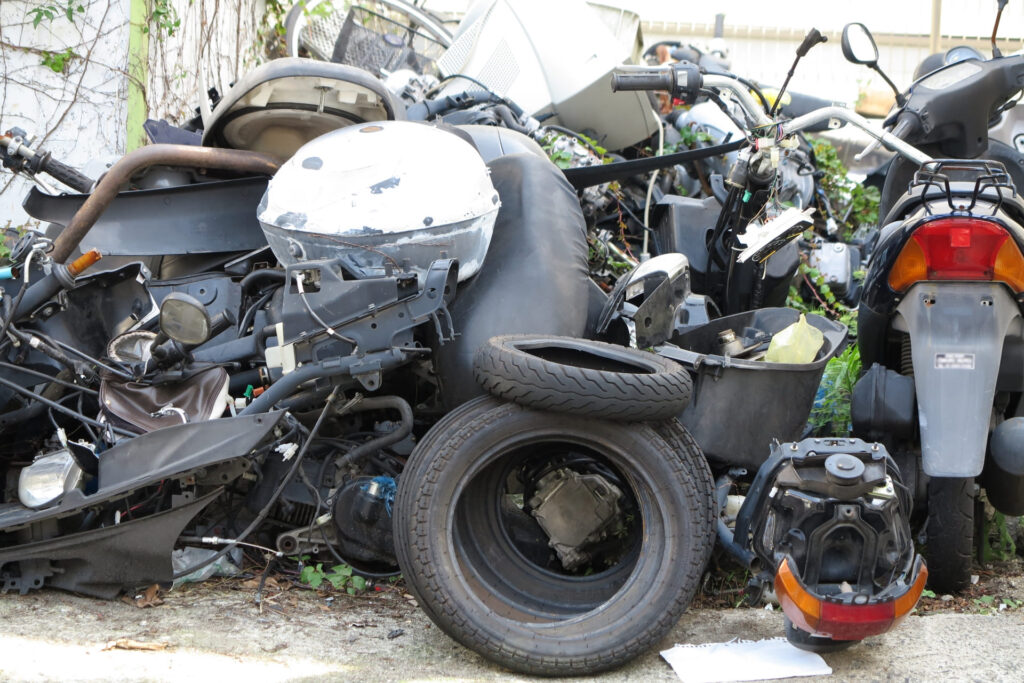 廃棄されたバイク