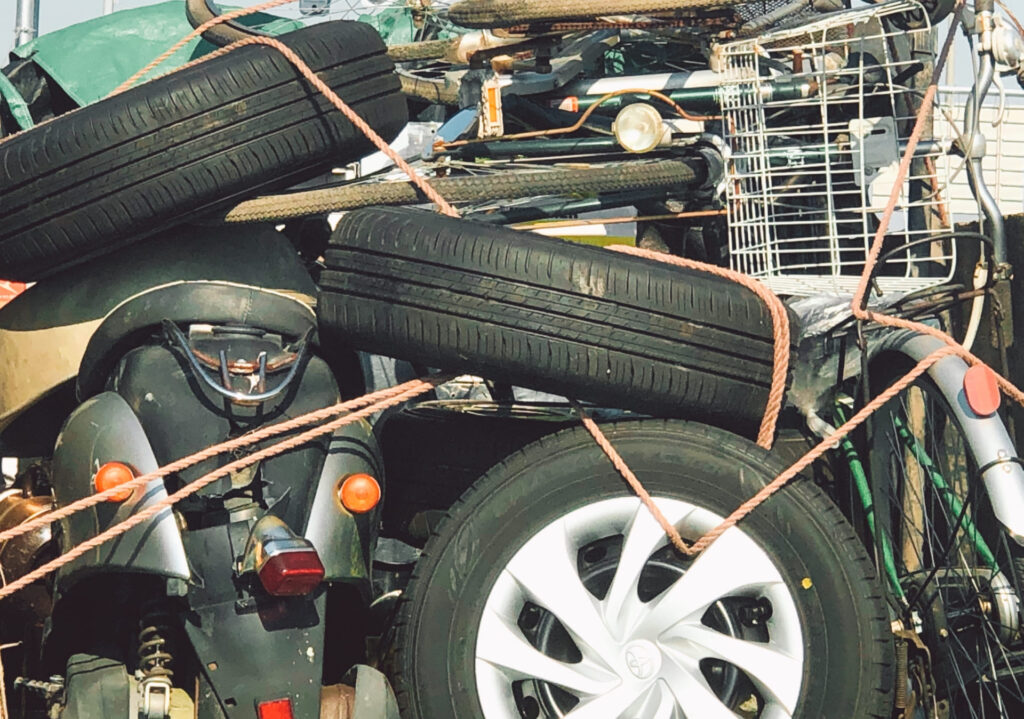 回収されるバイク